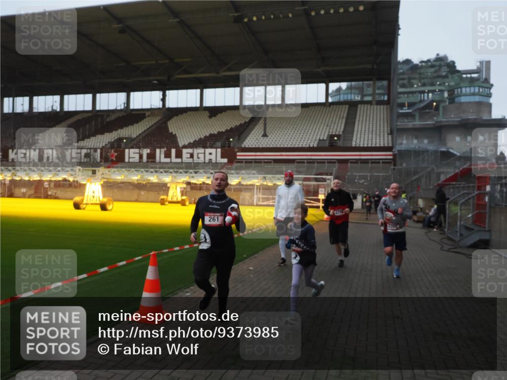 07.12.2025 - St. Pauli X-Mass-Run No. 15 Fabian Wolf http://msf.ph/oto/9373985 07.12.2025 09:58:23 Ziel 238, 261, 1173, 1633, 1774, 2205, 3405, 3515, 4031, 4206 meine-sportfotos.de