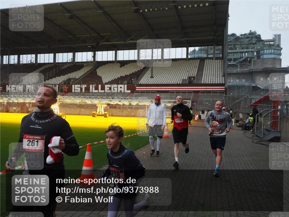 07.12.2025 - St. Pauli X-Mass-Run No. 15 Fabian Wolf http://msf.ph/oto/9373988 07.12.2025 09:58:23 Ziel 238, 261, 1173, 1633, 1774, 2205, 3405, 3515, 4031, 4206 meine-sportfotos.de