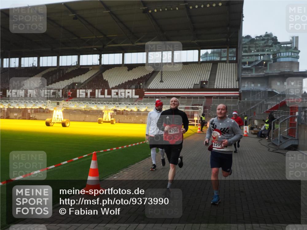 07.12.2025 - St. Pauli X-Mass-Run No. 15 Fabian Wolf http://msf.ph/oto/9373990 07.12.2025 09:58:24 Ziel 238, 261, 1173, 1633, 1774, 2205, 3515, 4031, 4206 meine-sportfotos.de