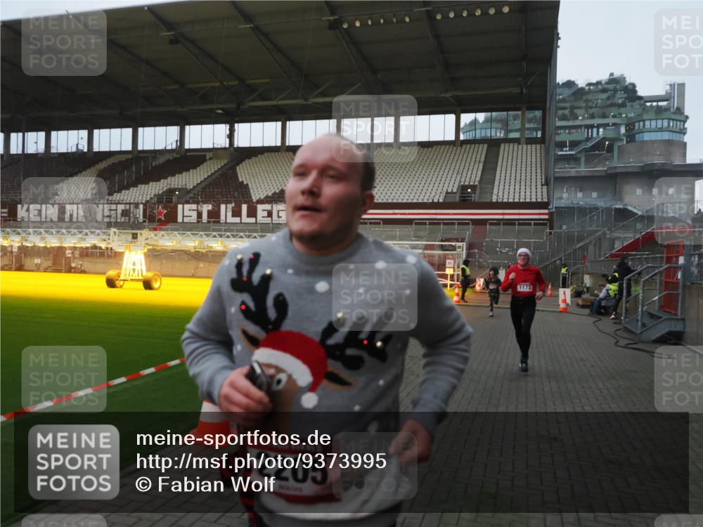 07.12.2025 - St. Pauli X-Mass-Run No. 15 Fabian Wolf http://msf.ph/oto/9373995 07.12.2025 09:58:25 Ziel 238, 261, 483, 1173, 1633, 1774, 2205, 3515, 4031, 4206 meine-sportfotos.de