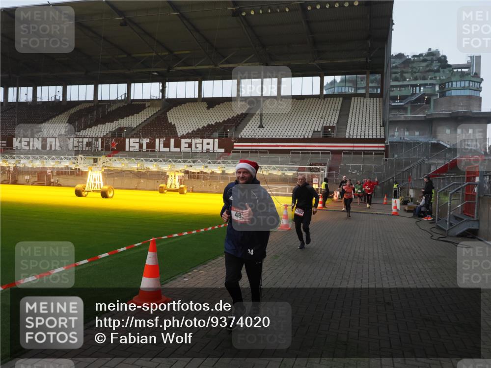 07.12.2025 - St. Pauli X-Mass-Run No. 15 Fabian Wolf http://msf.ph/oto/9374020 07.12.2025 09:58:32 Ziel 238, 261, 483, 532, 1003, 1173, 1528, 1603, 1633, 1774, 2205, 3515, 4031, 4206 meine-sportfotos.de