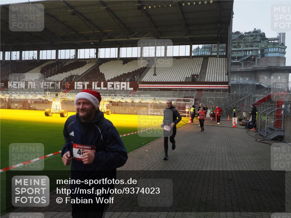 07.12.2025 - St. Pauli X-Mass-Run No. 15 Fabian Wolf http://msf.ph/oto/9374023 07.12.2025 09:58:33 Ziel 238, 261, 483, 532, 1003, 1173, 1528, 1603, 1633, 1774, 1782, 1785, 2205, 4031, 4206 meine-sportfotos.de