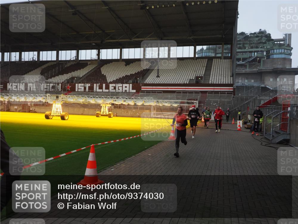 07.12.2025 - St. Pauli X-Mass-Run No. 15 Fabian Wolf http://msf.ph/oto/9374030 07.12.2025 09:58:35 Ziel 238, 261, 483, 532, 1003, 1115, 1173, 1528, 1603, 1782, 1785, 2205, 2392, 3308, 4031, 4206 meine-sportfotos.de