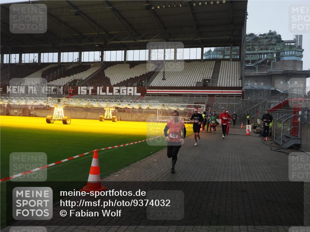 07.12.2025 - St. Pauli X-Mass-Run No. 15 Fabian Wolf http://msf.ph/oto/9374032 07.12.2025 09:58:35 Ziel 238, 261, 483, 532, 1003, 1115, 1173, 1528, 1603, 1782, 1785, 2205, 2392, 3308, 4031, 4206 meine-sportfotos.de