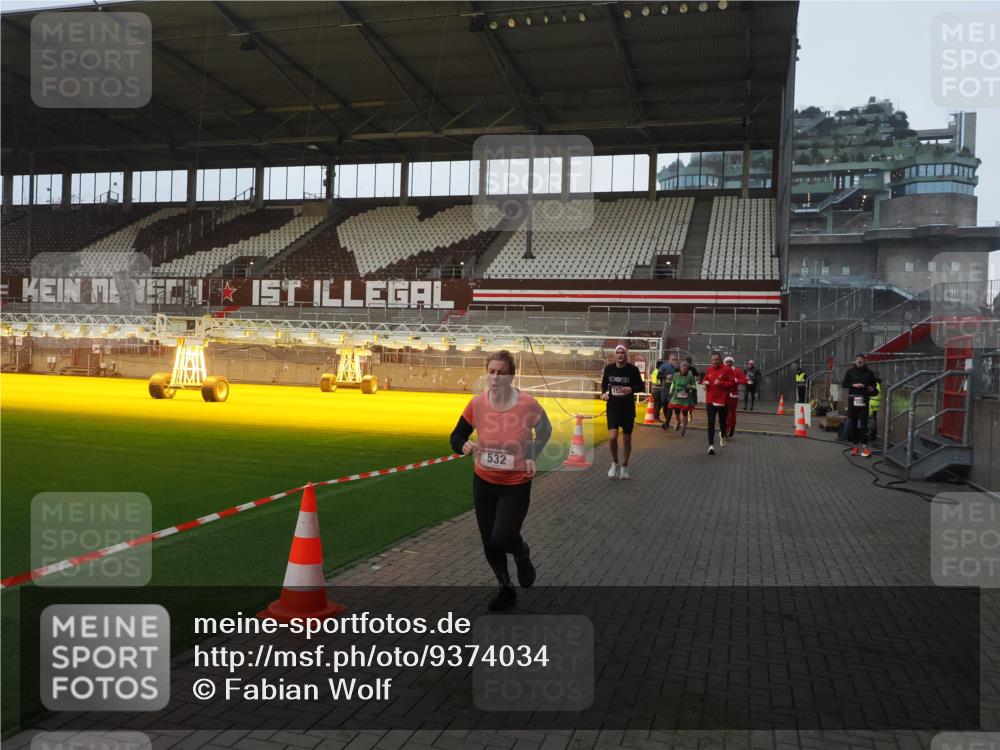 07.12.2025 - St. Pauli X-Mass-Run No. 15 Fabian Wolf http://msf.ph/oto/9374034 07.12.2025 09:58:36 Ziel 238, 261, 483, 532, 1003, 1115, 1173, 1528, 1603, 1782, 1785, 2205, 2392, 3308, 4031, 4206 meine-sportfotos.de