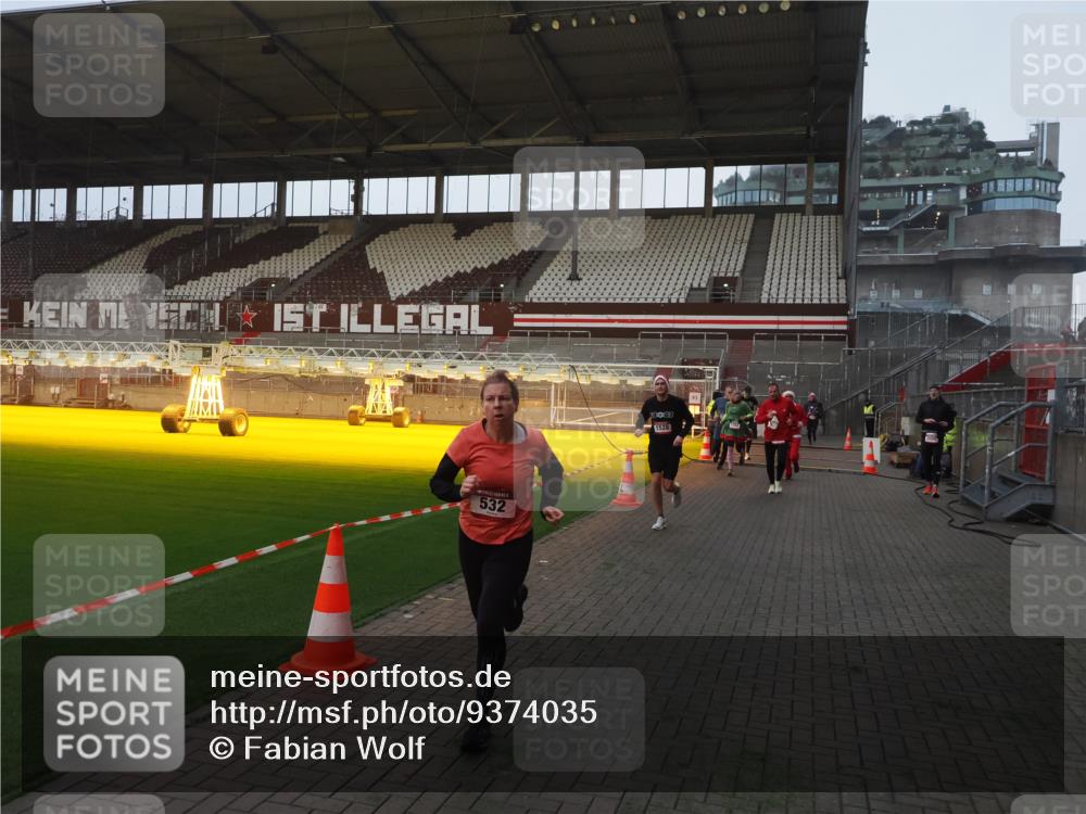 07.12.2025 - St. Pauli X-Mass-Run No. 15 Fabian Wolf http://msf.ph/oto/9374035 07.12.2025 09:58:36 Ziel 238, 261, 483, 532, 1003, 1115, 1173, 1528, 1603, 1782, 1785, 2205, 2392, 3308, 4031, 4206 meine-sportfotos.de