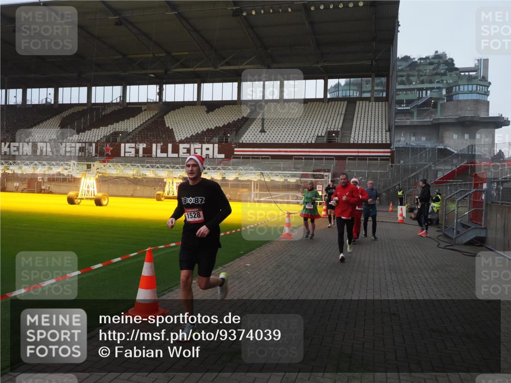 07.12.2025 - St. Pauli X-Mass-Run No. 15 Fabian Wolf http://msf.ph/oto/9374039 07.12.2025 09:58:38 Ziel 238, 261, 483, 532, 1003, 1115, 1173, 1528, 1542, 1603, 1782, 1785, 2392, 3308, 4031, 4206 meine-sportfotos.de