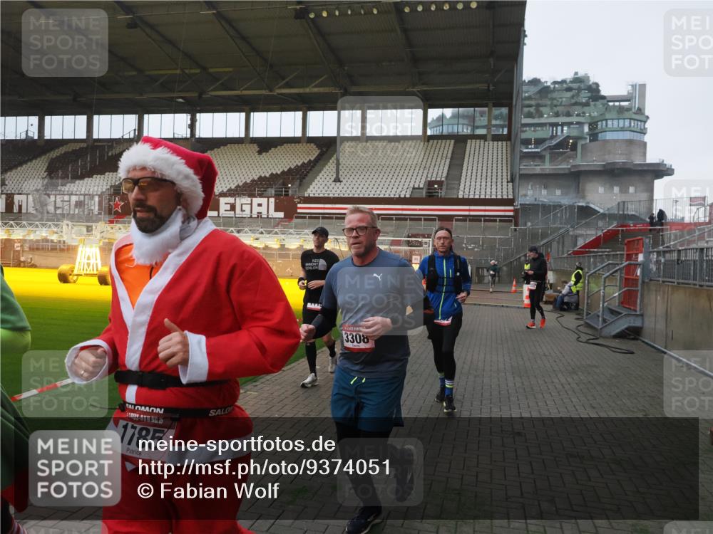 07.12.2025 - St. Pauli X-Mass-Run No. 15 Fabian Wolf http://msf.ph/oto/9374051 07.12.2025 09:58:41 Ziel 483, 532, 1003, 1115, 1528, 1542, 1603, 1782, 1785, 2392, 3308, 4031 meine-sportfotos.de