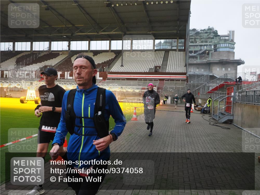 07.12.2025 - St. Pauli X-Mass-Run No. 15 Fabian Wolf http://msf.ph/oto/9374058 07.12.2025 09:58:43 Ziel 483, 532, 655, 1003, 1115, 1528, 1542, 1603, 1782, 1785, 2392, 3308 meine-sportfotos.de