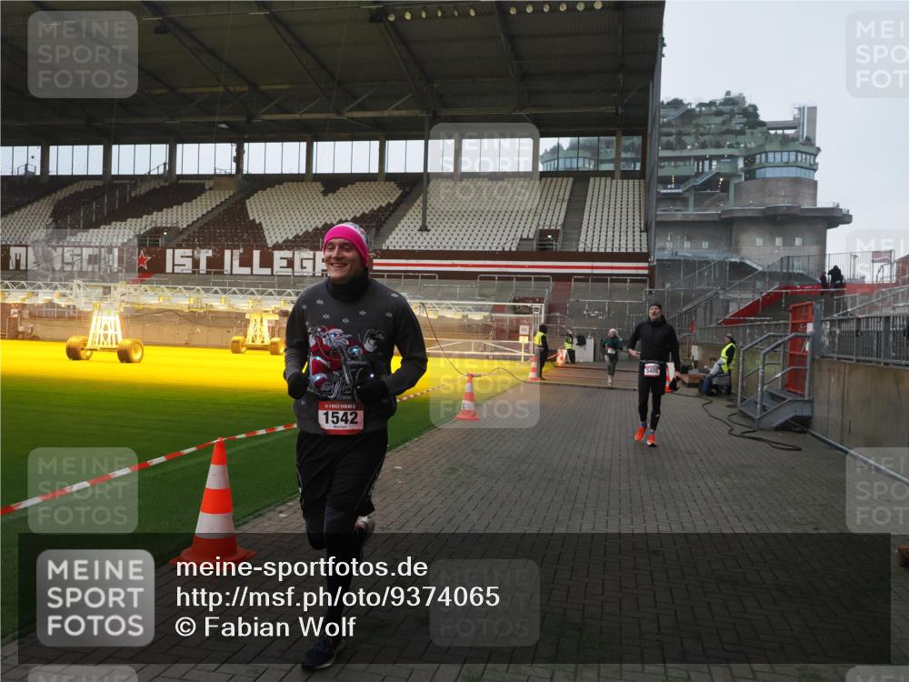 07.12.2025 - St. Pauli X-Mass-Run No. 15 Fabian Wolf http://msf.ph/oto/9374065 07.12.2025 09:58:44 Ziel 483, 532, 655, 1003, 1115, 1528, 1542, 1603, 1782, 1785, 2392, 3308 meine-sportfotos.de