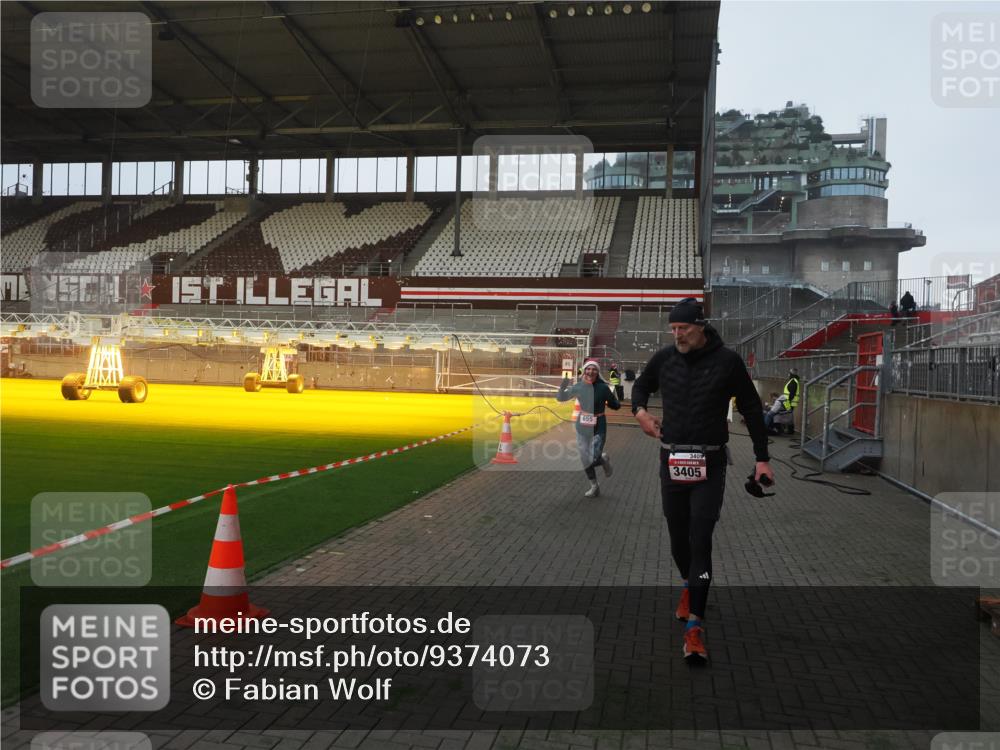 07.12.2025 - St. Pauli X-Mass-Run No. 15 Fabian Wolf http://msf.ph/oto/9374073 07.12.2025 09:58:48 Ziel 532, 655, 1003, 1115, 1528, 1542, 1782, 1785, 2392, 3308 meine-sportfotos.de