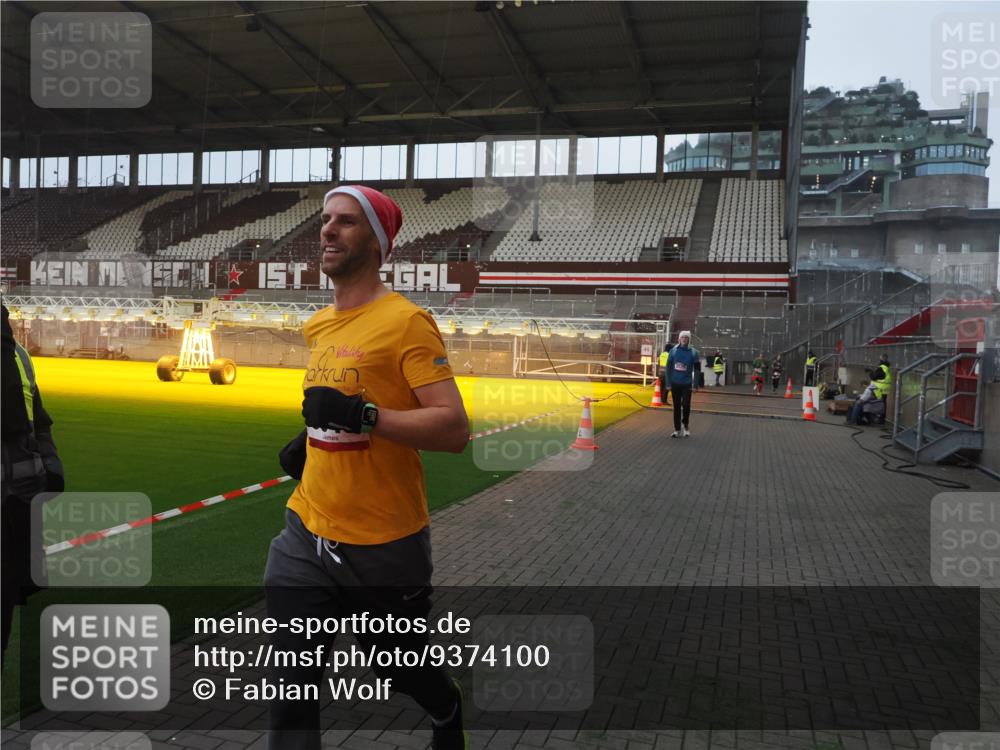 07.12.2025 - St. Pauli X-Mass-Run No. 15 Fabian Wolf http://msf.ph/oto/9374100 07.12.2025 09:59:06 Ziel 2529, 3147, 3345 meine-sportfotos.de