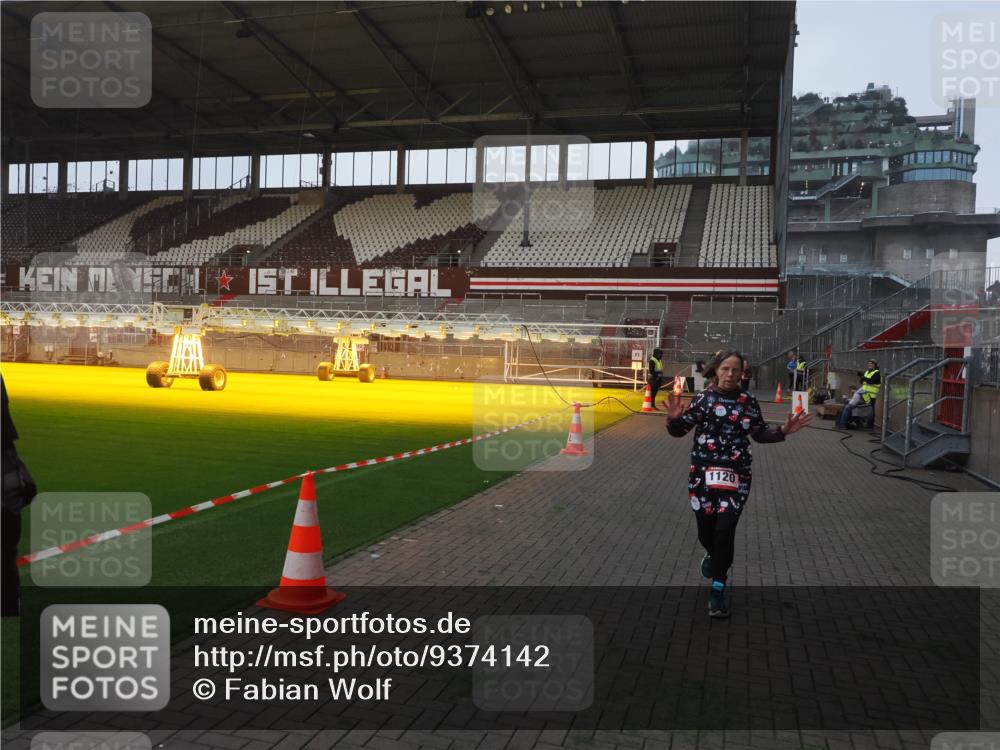 07.12.2025 - St. Pauli X-Mass-Run No. 15 Fabian Wolf http://msf.ph/oto/9374142 07.12.2025 09:59:16 Ziel 939, 1120, 2529, 2657, 3147, 3345 meine-sportfotos.de