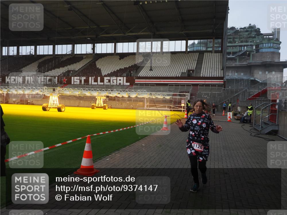 07.12.2025 - St. Pauli X-Mass-Run No. 15 Fabian Wolf http://msf.ph/oto/9374147 07.12.2025 09:59:17 Ziel 939, 1120, 2207, 2529, 2657, 3147, 3345 meine-sportfotos.de