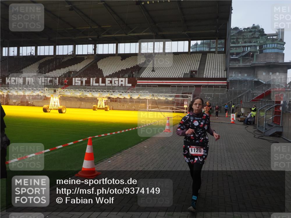 07.12.2025 - St. Pauli X-Mass-Run No. 15 Fabian Wolf http://msf.ph/oto/9374149 07.12.2025 09:59:17 Ziel 939, 1120, 2207, 2529, 2657, 3147, 3345 meine-sportfotos.de