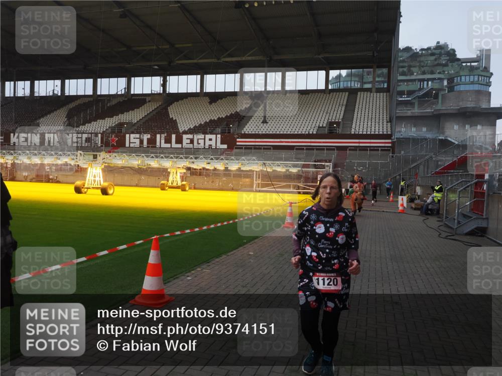 07.12.2025 - St. Pauli X-Mass-Run No. 15 Fabian Wolf http://msf.ph/oto/9374151 07.12.2025 09:59:17 Ziel 939, 1120, 2207, 2529, 2657, 3147, 3345 meine-sportfotos.de