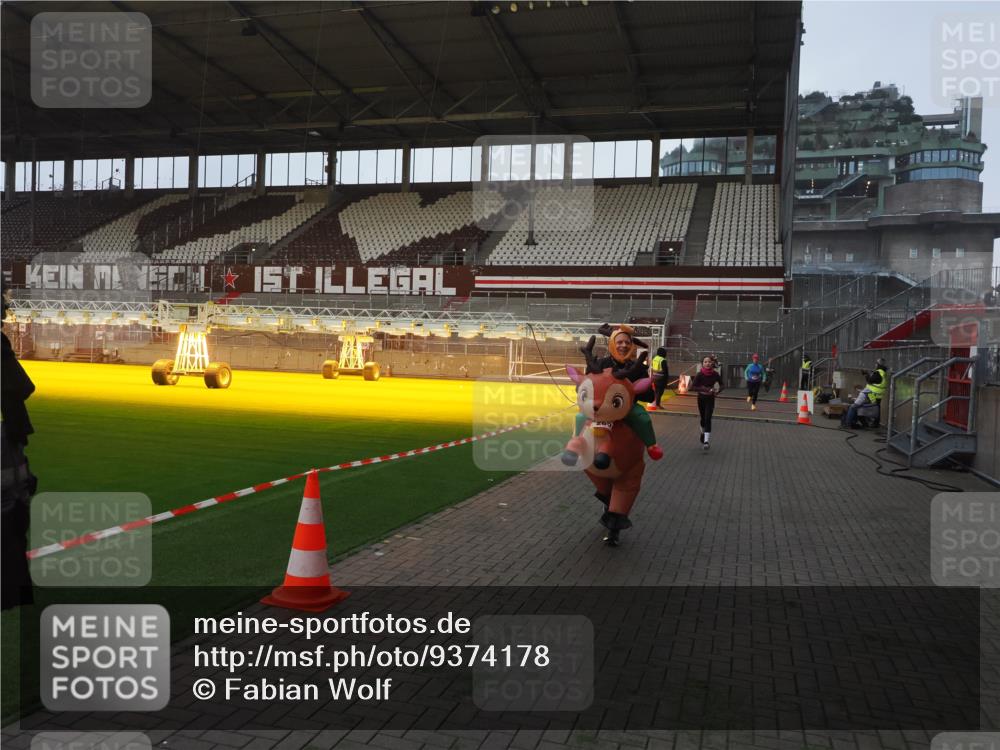 07.12.2025 - St. Pauli X-Mass-Run No. 15 Fabian Wolf http://msf.ph/oto/9374178 07.12.2025 09:59:21 Ziel 939, 1120, 2204, 2207, 2529, 2657 meine-sportfotos.de