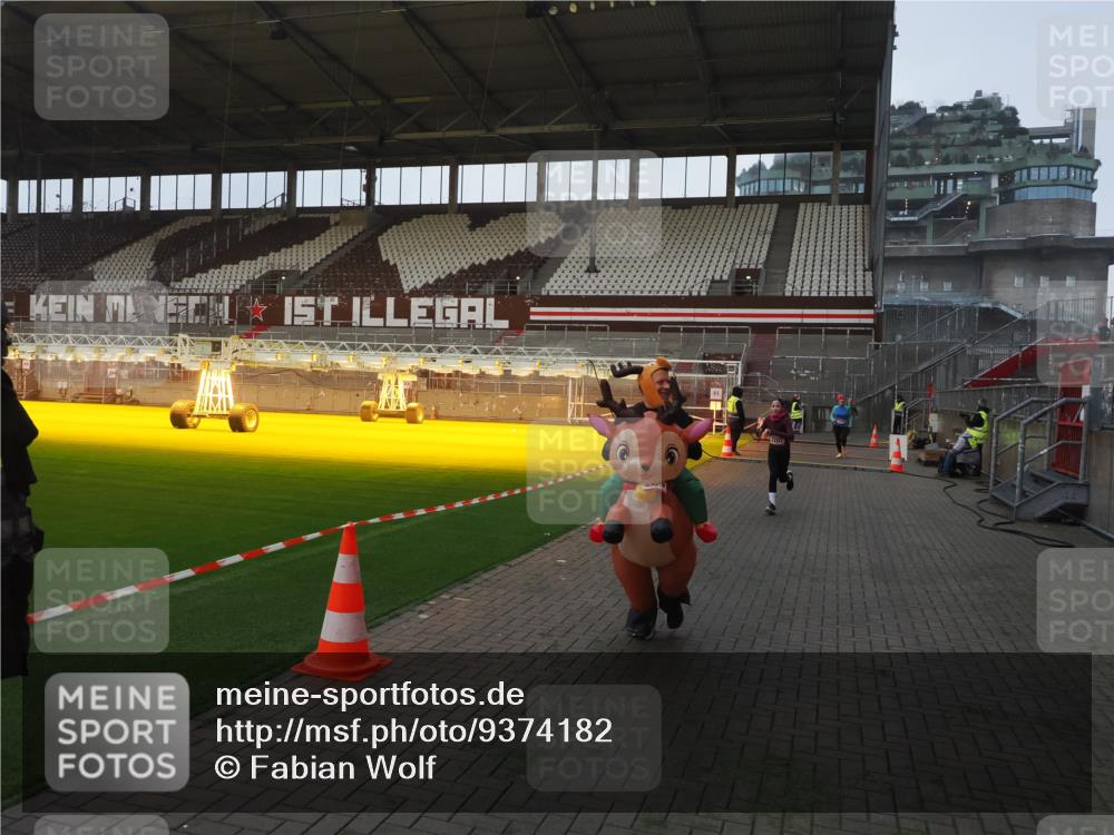 07.12.2025 - St. Pauli X-Mass-Run No. 15 Fabian Wolf http://msf.ph/oto/9374182 07.12.2025 09:59:21 Ziel 939, 1120, 2204, 2207, 2529, 2657 meine-sportfotos.de