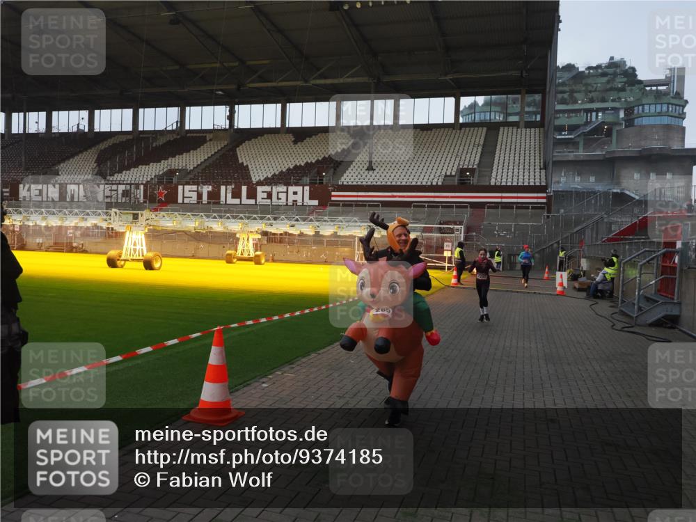 07.12.2025 - St. Pauli X-Mass-Run No. 15 Fabian Wolf http://msf.ph/oto/9374185 07.12.2025 09:59:21 Ziel 939, 1120, 2204, 2207, 2529, 2657 meine-sportfotos.de