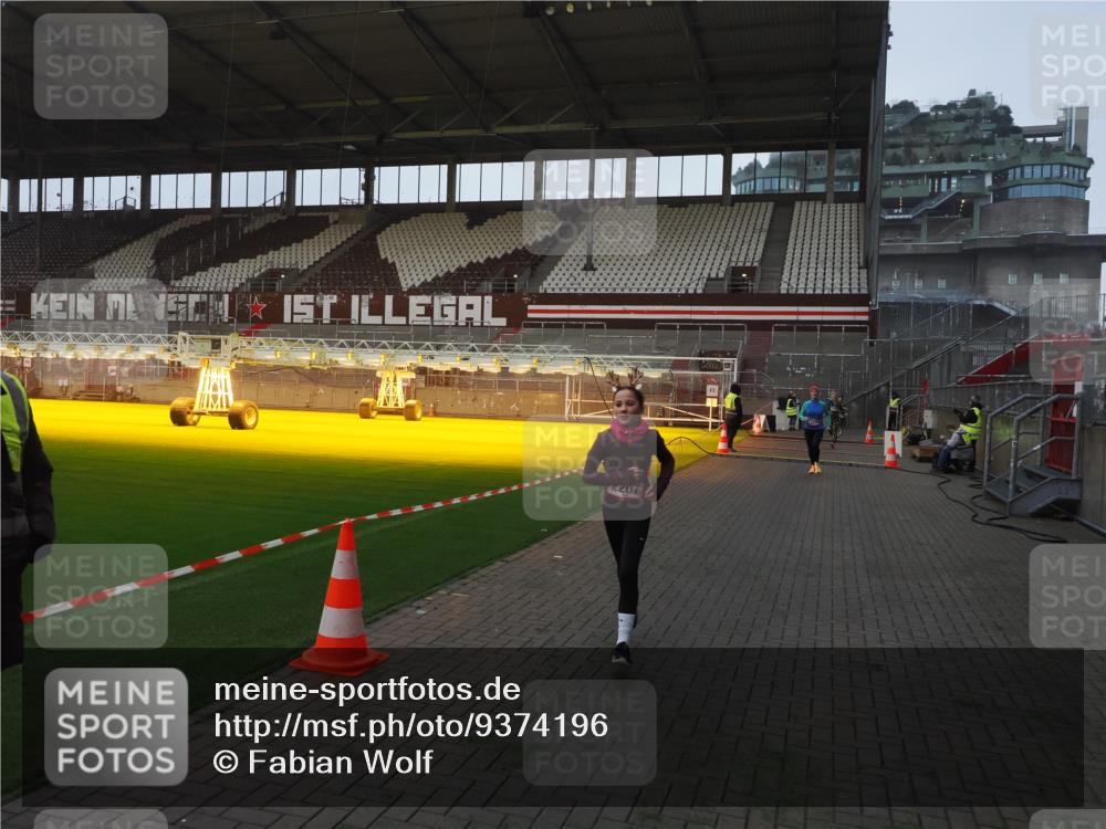 07.12.2025 - St. Pauli X-Mass-Run No. 15 Fabian Wolf http://msf.ph/oto/9374196 07.12.2025 09:59:23 Ziel 939, 1120, 2204, 2207, 2657 meine-sportfotos.de