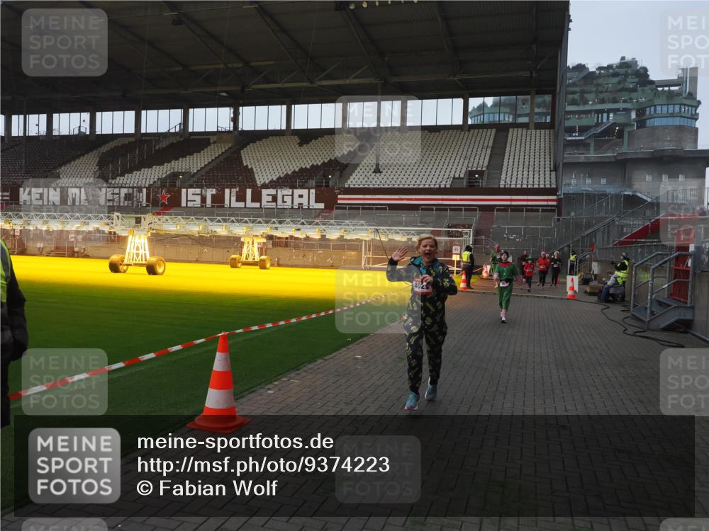 07.12.2025 - St. Pauli X-Mass-Run No. 15 Fabian Wolf http://msf.ph/oto/9374223 07.12.2025 09:59:30 Ziel 488, 961, 2204, 2207, 2657, 4029, 4052, 4465 meine-sportfotos.de