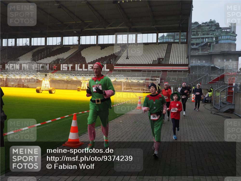 07.12.2025 - St. Pauli X-Mass-Run No. 15 Fabian Wolf http://msf.ph/oto/9374239 07.12.2025 09:59:35 Ziel 488, 910, 911, 961, 1763, 2204, 2207, 3513, 4029, 4051, 4052, 4465 meine-sportfotos.de