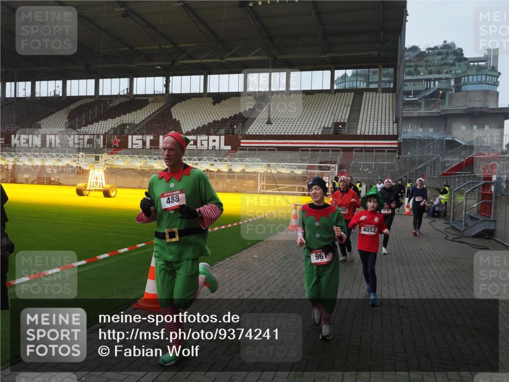 07.12.2025 - St. Pauli X-Mass-Run No. 15 Fabian Wolf http://msf.ph/oto/9374241 07.12.2025 09:59:35 Ziel 488, 910, 911, 961, 1763, 2204, 2207, 3513, 4029, 4051, 4052, 4465 meine-sportfotos.de