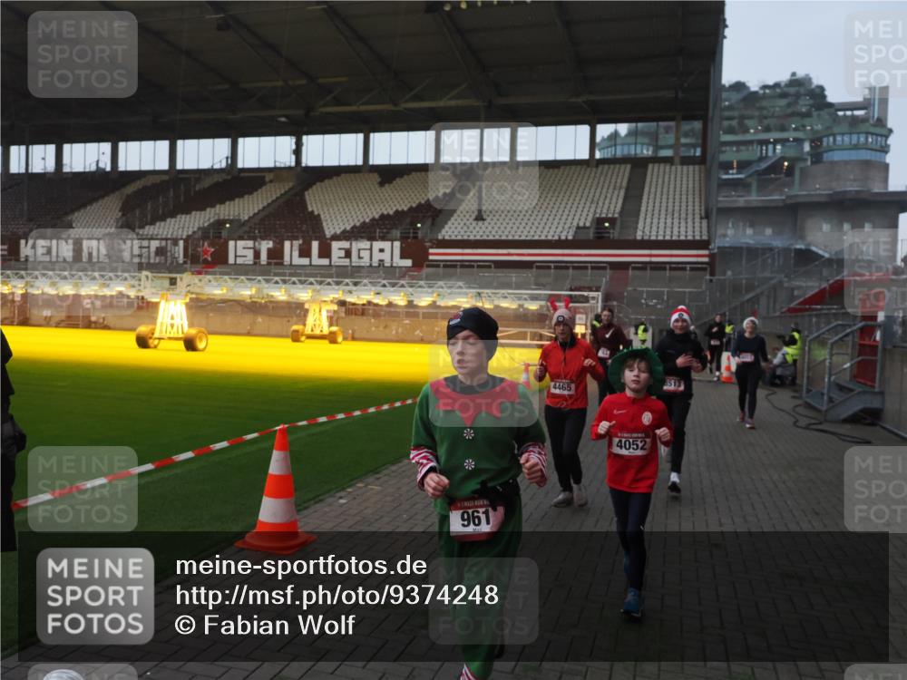 07.12.2025 - St. Pauli X-Mass-Run No. 15 Fabian Wolf http://msf.ph/oto/9374248 07.12.2025 09:59:36 Ziel 488, 910, 911, 961, 1763, 2204, 2207, 3513, 4029, 4051, 4052, 4465 meine-sportfotos.de