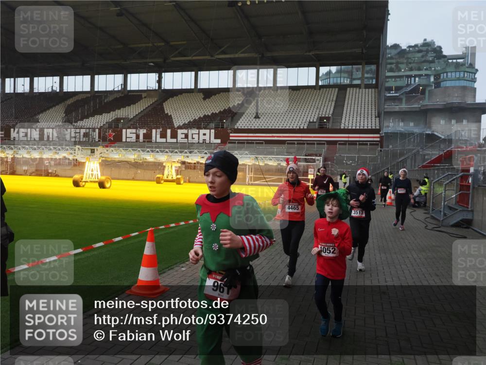 07.12.2025 - St. Pauli X-Mass-Run No. 15 Fabian Wolf http://msf.ph/oto/9374250 07.12.2025 09:59:36 Ziel 488, 910, 911, 961, 1763, 2204, 2207, 3513, 4029, 4051, 4052, 4465 meine-sportfotos.de