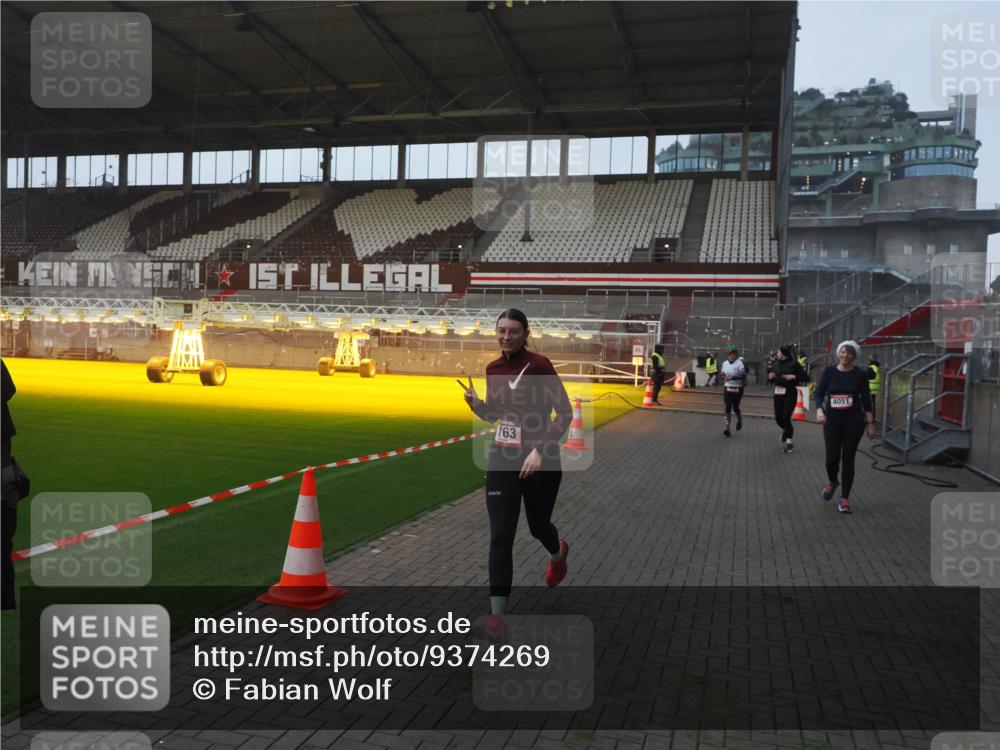 07.12.2025 - St. Pauli X-Mass-Run No. 15 Fabian Wolf http://msf.ph/oto/9374269 07.12.2025 09:59:38 Ziel 488, 910, 911, 961, 1763, 2204, 3513, 4029, 4051, 4052, 4465 meine-sportfotos.de