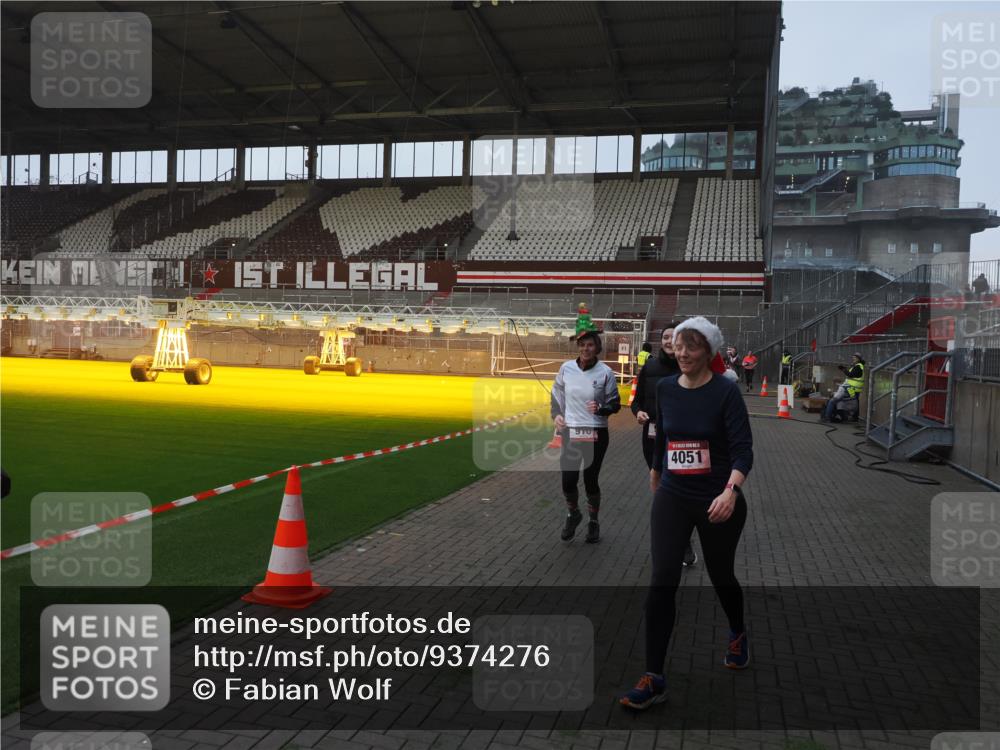 07.12.2025 - St. Pauli X-Mass-Run No. 15 Fabian Wolf http://msf.ph/oto/9374276 07.12.2025 09:59:42 Ziel 488, 910, 911, 961, 1763, 2186, 2729, 3513, 4029, 4051, 4052, 4465 meine-sportfotos.de