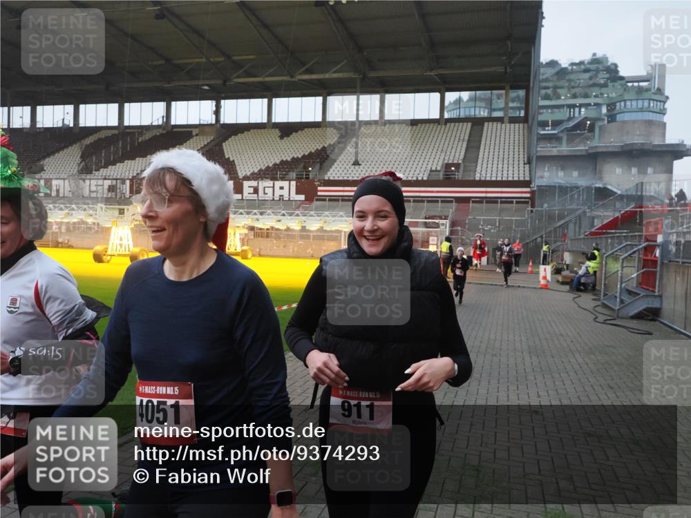 07.12.2025 - St. Pauli X-Mass-Run No. 15 Fabian Wolf http://msf.ph/oto/9374293 07.12.2025 09:59:43 Ziel 488, 910, 911, 961, 1763, 2186, 2729, 3513, 4029, 4051, 4052, 4465 meine-sportfotos.de