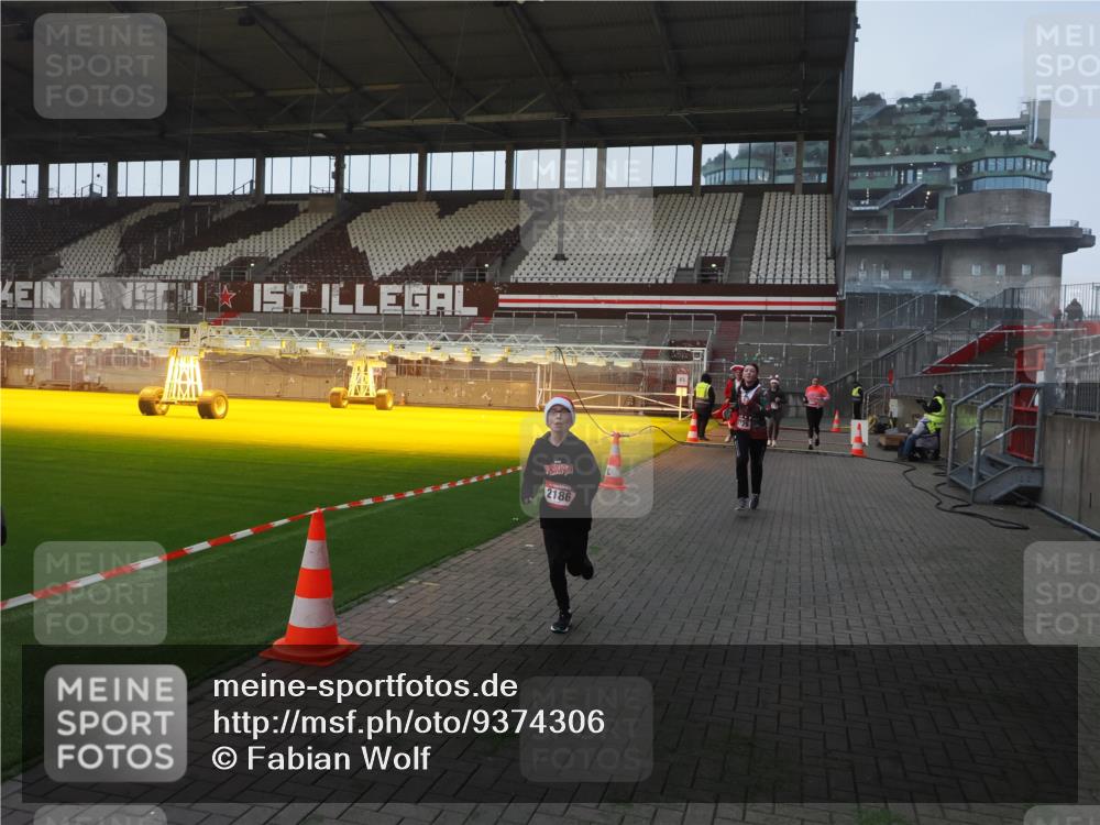 07.12.2025 - St. Pauli X-Mass-Run No. 15 Fabian Wolf http://msf.ph/oto/9374306 07.12.2025 09:59:46 Ziel 488, 910, 911, 934, 961, 1112, 1763, 2186, 2729, 2964, 3513, 4051, 4052, 4465 meine-sportfotos.de