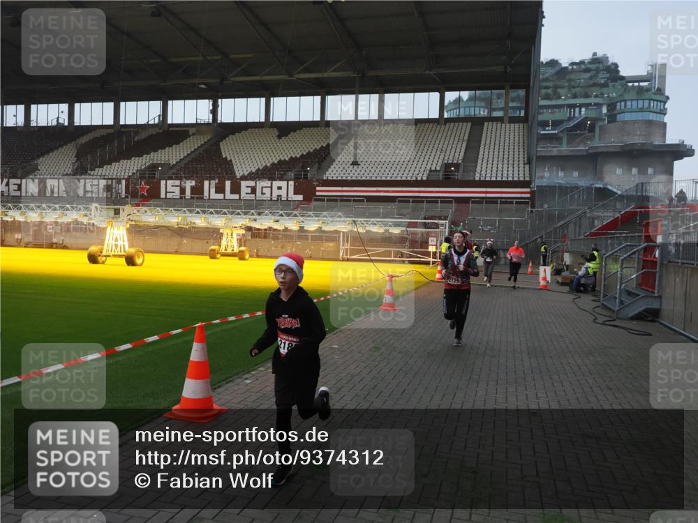 07.12.2025 - St. Pauli X-Mass-Run No. 15 Fabian Wolf http://msf.ph/oto/9374312 07.12.2025 09:59:47 Ziel 488, 910, 911, 934, 1112, 1763, 2186, 2729, 2964, 3513, 4051, 4052, 4465 meine-sportfotos.de