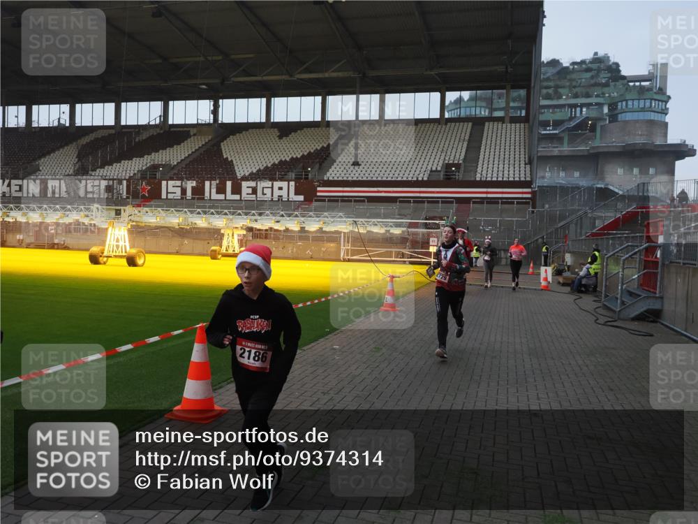 07.12.2025 - St. Pauli X-Mass-Run No. 15 Fabian Wolf http://msf.ph/oto/9374314 07.12.2025 09:59:47 Ziel 488, 910, 911, 934, 1112, 1763, 2186, 2729, 2964, 3513, 4051, 4052, 4465 meine-sportfotos.de