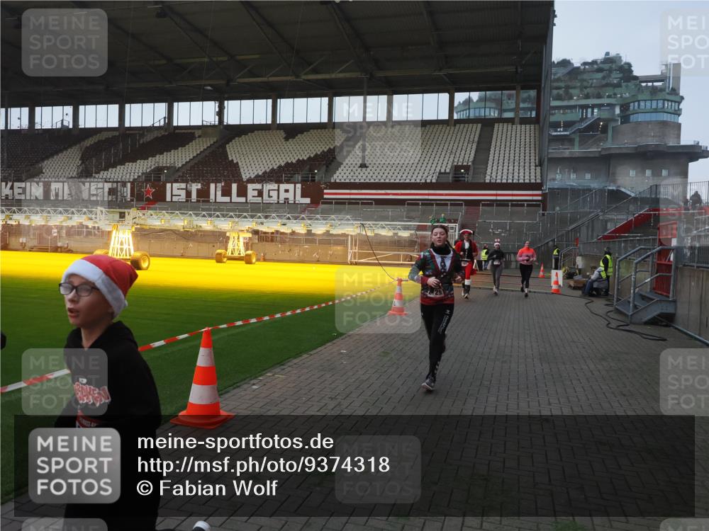 07.12.2025 - St. Pauli X-Mass-Run No. 15 Fabian Wolf http://msf.ph/oto/9374318 07.12.2025 09:59:47 Ziel 488, 910, 911, 934, 1112, 1763, 2186, 2729, 2964, 3513, 4051, 4052, 4465 meine-sportfotos.de