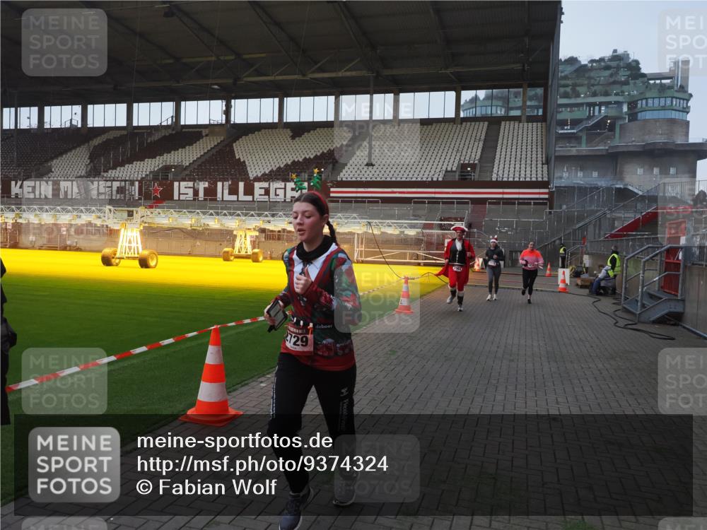 07.12.2025 - St. Pauli X-Mass-Run No. 15 Fabian Wolf http://msf.ph/oto/9374324 07.12.2025 09:59:48 Ziel 488, 910, 911, 934, 1112, 1763, 2186, 2729, 2964, 3513, 4051, 4052, 4465 meine-sportfotos.de