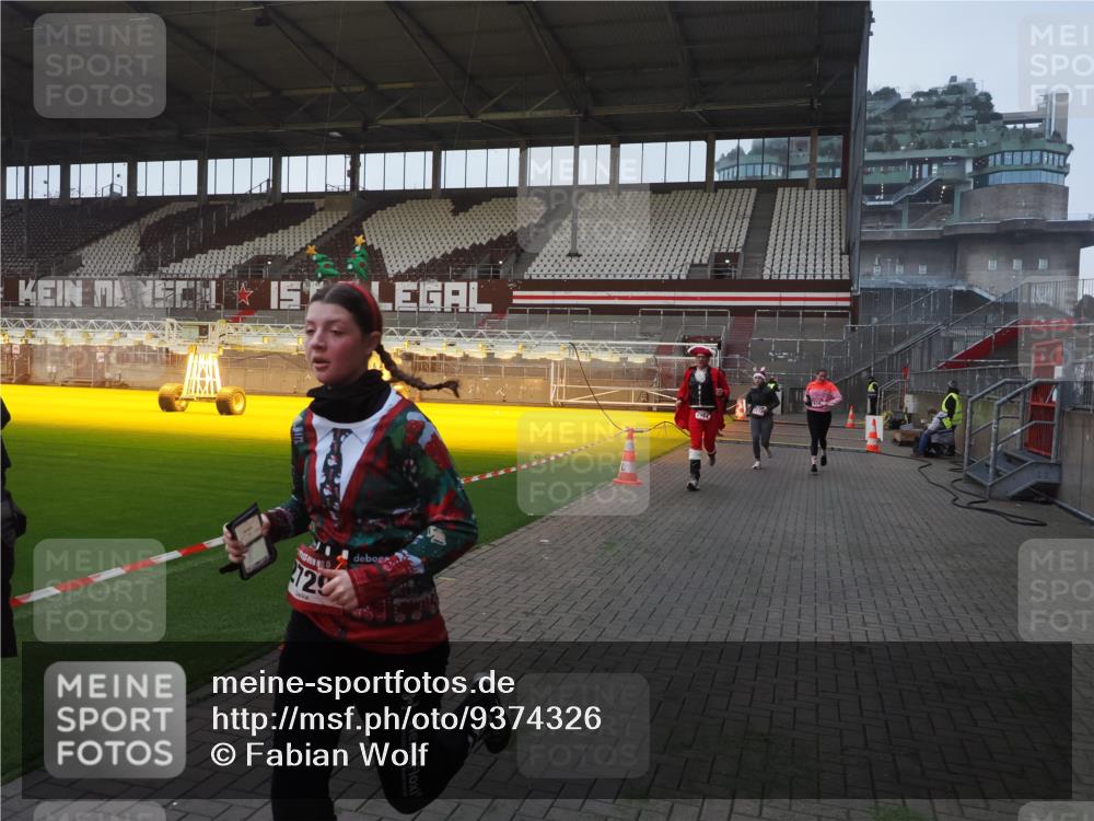 07.12.2025 - St. Pauli X-Mass-Run No. 15 Fabian Wolf http://msf.ph/oto/9374326 07.12.2025 09:59:48 Ziel 488, 910, 911, 934, 1112, 1763, 2186, 2729, 2964, 3513, 4051, 4052, 4465 meine-sportfotos.de