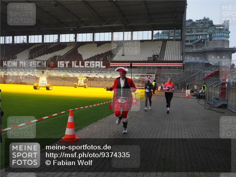07.12.2025 - St. Pauli X-Mass-Run No. 15 Fabian Wolf http://msf.ph/oto/9374335 07.12.2025 09:59:50 Ziel 488, 910, 911, 934, 1112, 1763, 2186, 2729, 2964, 3513, 4051, 4052, 4465 meine-sportfotos.de