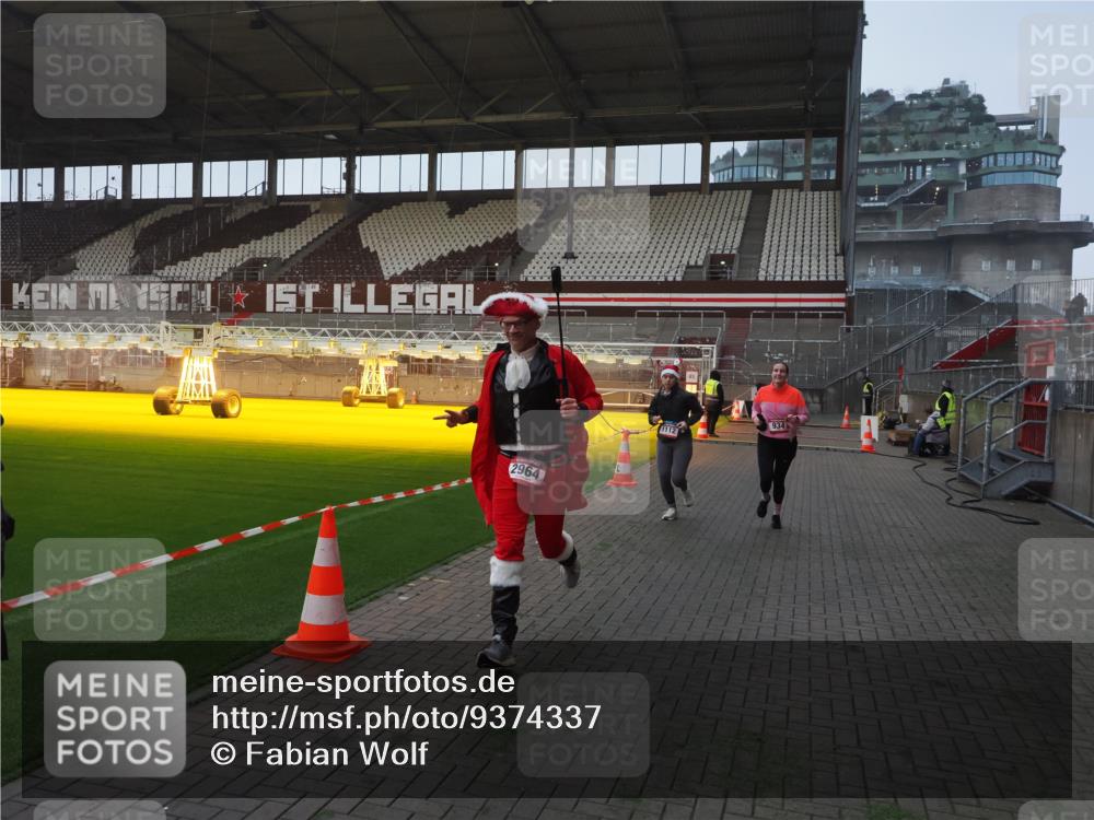 07.12.2025 - St. Pauli X-Mass-Run No. 15 Fabian Wolf http://msf.ph/oto/9374337 07.12.2025 09:59:50 Ziel 488, 910, 911, 934, 1112, 1763, 2186, 2729, 2964, 3513, 4051, 4052, 4465 meine-sportfotos.de