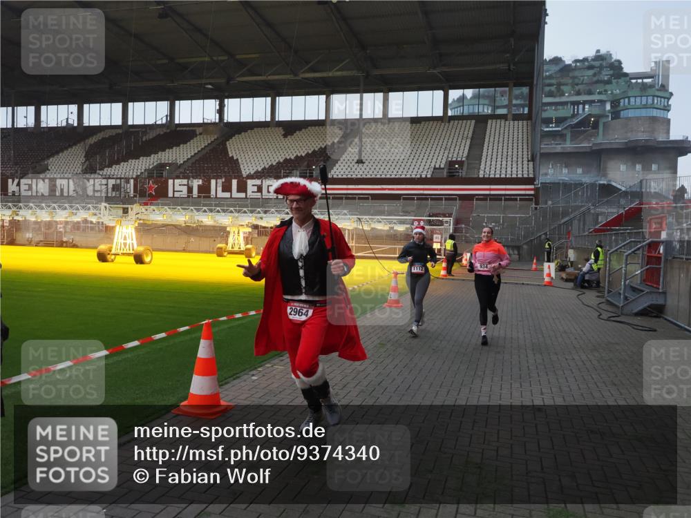 07.12.2025 - St. Pauli X-Mass-Run No. 15 Fabian Wolf http://msf.ph/oto/9374340 07.12.2025 09:59:51 Ziel 910, 911, 934, 1112, 1763, 2186, 2729, 2964, 3513, 4051 meine-sportfotos.de