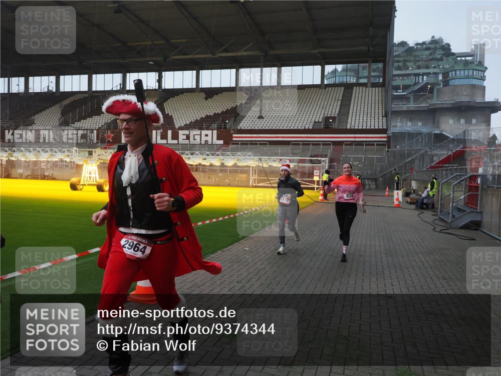 07.12.2025 - St. Pauli X-Mass-Run No. 15 Fabian Wolf http://msf.ph/oto/9374344 07.12.2025 09:59:51 Ziel 910, 911, 934, 1112, 1763, 2186, 2729, 2964, 3513, 4051 meine-sportfotos.de