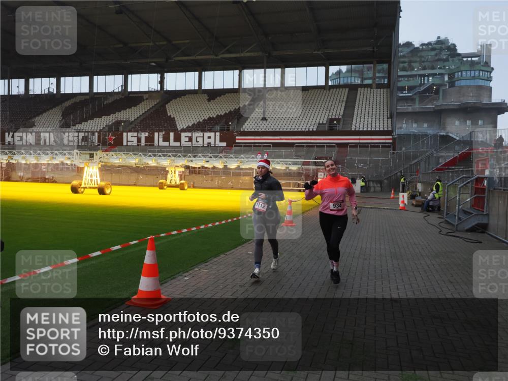 07.12.2025 - St. Pauli X-Mass-Run No. 15 Fabian Wolf http://msf.ph/oto/9374350 07.12.2025 09:59:52 Ziel 910, 911, 934, 1112, 2186, 2729, 2964, 3513 meine-sportfotos.de