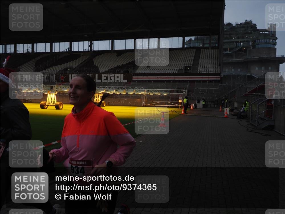 07.12.2025 - St. Pauli X-Mass-Run No. 15 Fabian Wolf http://msf.ph/oto/9374365 07.12.2025 09:59:53 Ziel 910, 911, 934, 1112, 2186, 2729, 2964 meine-sportfotos.de