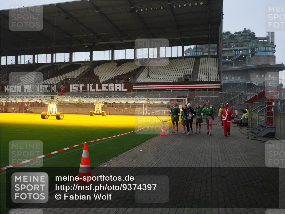 07.12.2025 - St. Pauli X-Mass-Run No. 15 Fabian Wolf http://msf.ph/oto/9374397 07.12.2025 10:00:05 Ziel 802, 1112, 1333, 1354, 1360, 1404, 2140, 2141, 2964 meine-sportfotos.de