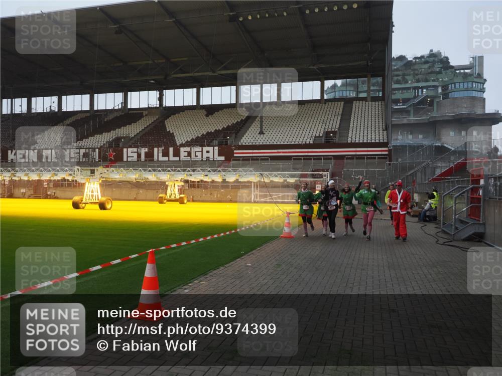 07.12.2025 - St. Pauli X-Mass-Run No. 15 Fabian Wolf http://msf.ph/oto/9374399 07.12.2025 10:00:06 Ziel 802, 1333, 1354, 1360, 1404, 2140, 2141, 4129 meine-sportfotos.de