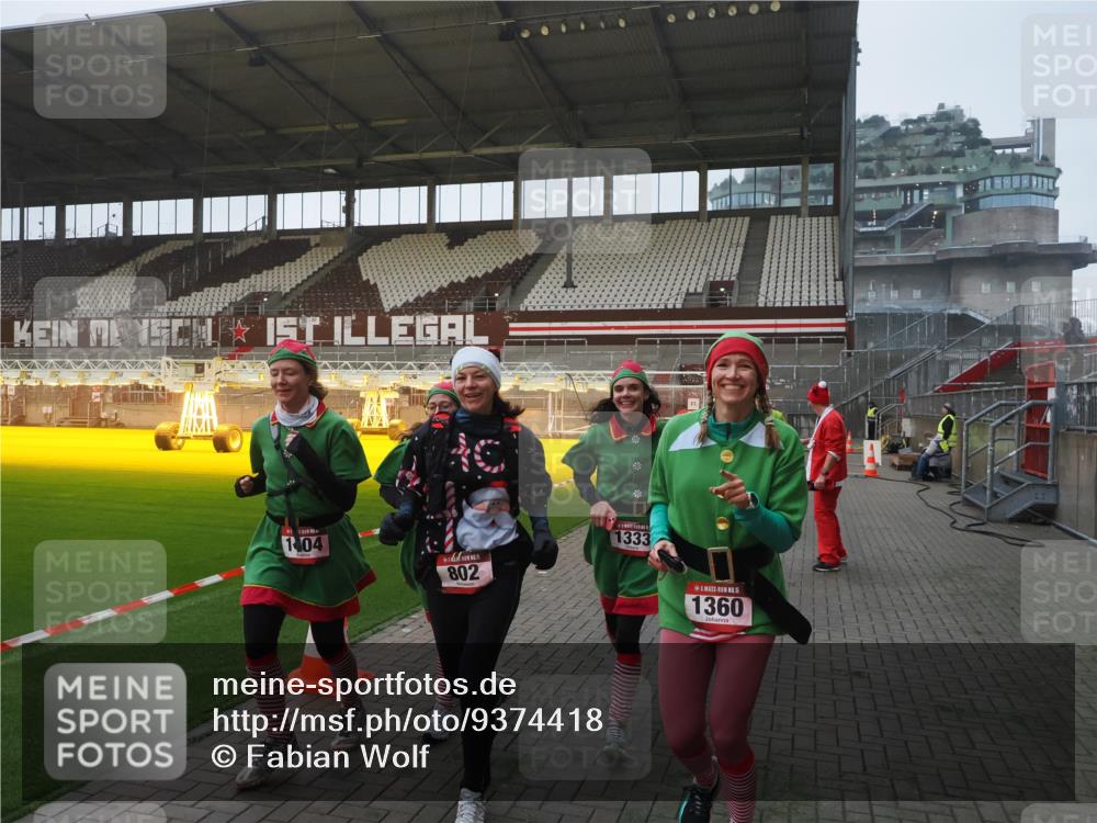 07.12.2025 - St. Pauli X-Mass-Run No. 15 Fabian Wolf http://msf.ph/oto/9374418 07.12.2025 10:00:09 Ziel 802, 1333, 1354, 1360, 1404, 2140, 2141, 4129 meine-sportfotos.de