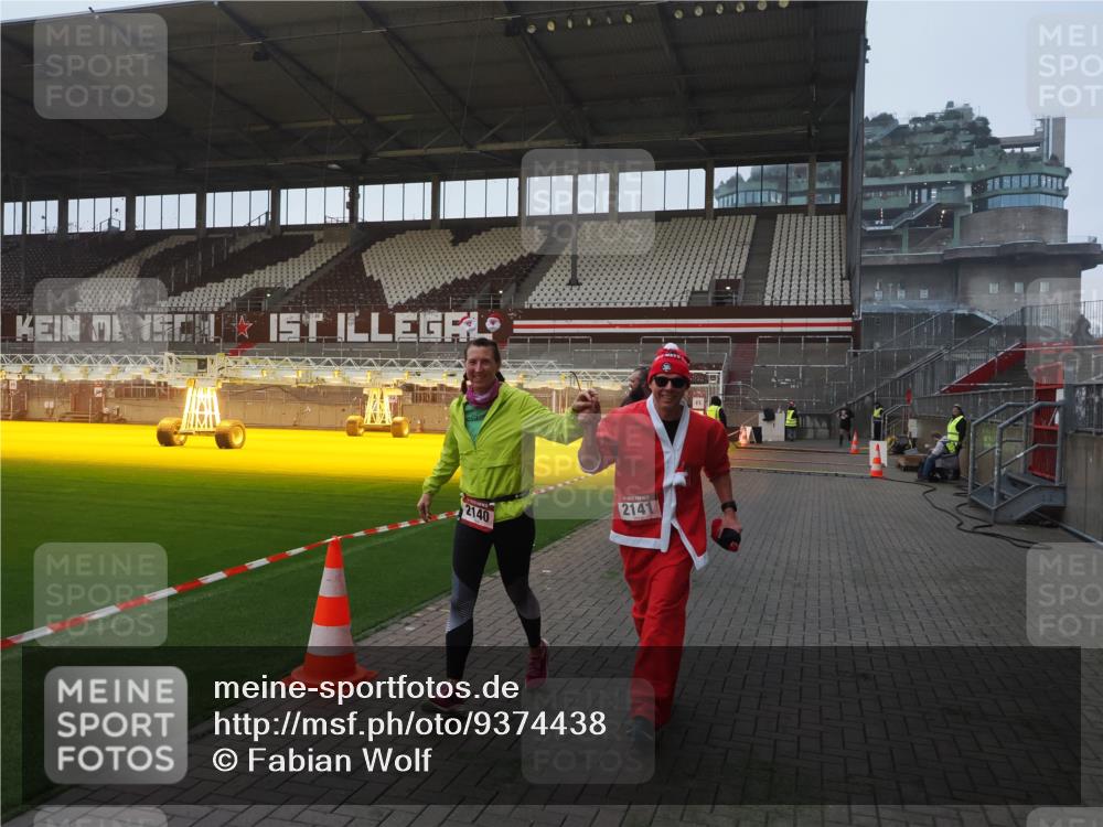 07.12.2025 - St. Pauli X-Mass-Run No. 15 Fabian Wolf http://msf.ph/oto/9374438 07.12.2025 10:00:13 Ziel 802, 1333, 1354, 1360, 1404, 2140, 2141, 4129 meine-sportfotos.de