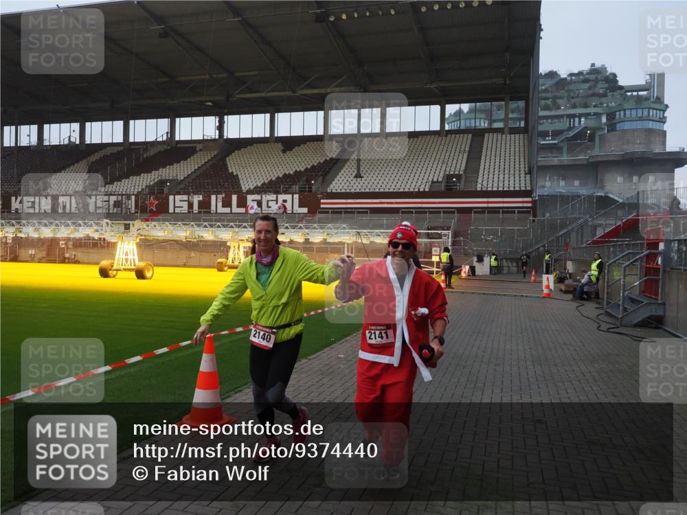 07.12.2025 - St. Pauli X-Mass-Run No. 15 Fabian Wolf http://msf.ph/oto/9374440 07.12.2025 10:00:13 Ziel 802, 1333, 1354, 1360, 1404, 2140, 2141, 4129 meine-sportfotos.de