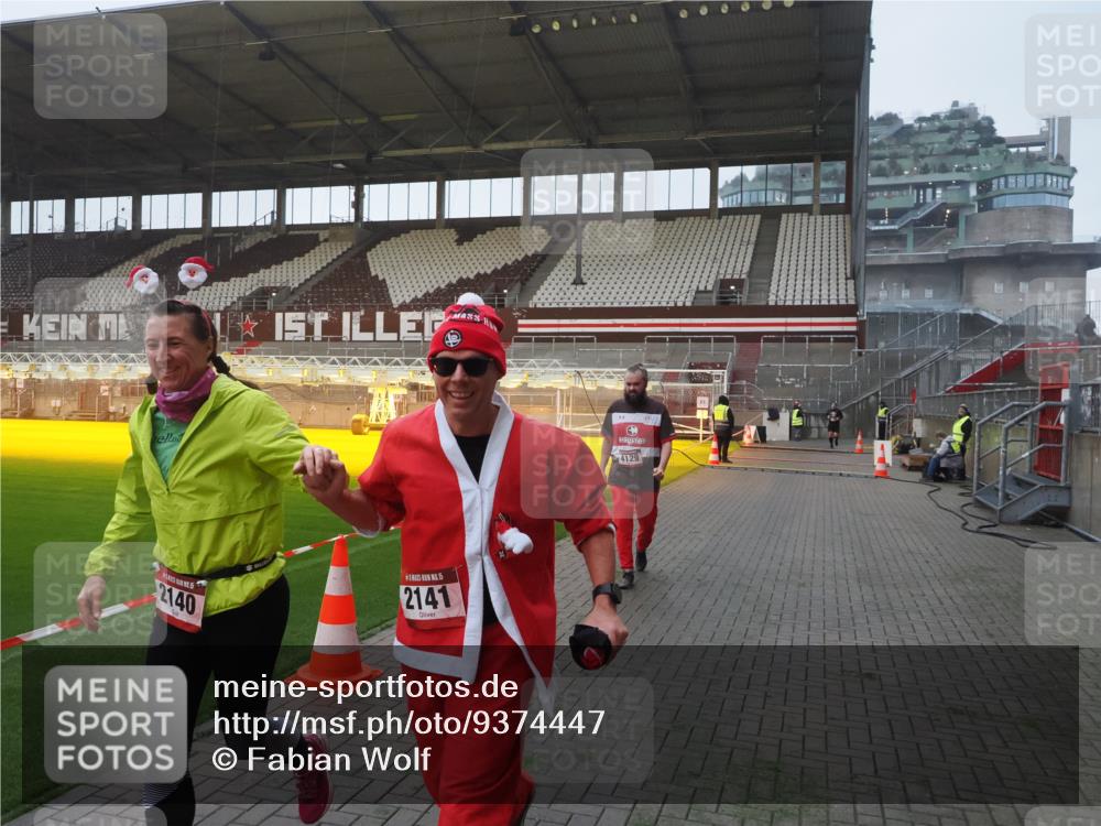 07.12.2025 - St. Pauli X-Mass-Run No. 15 Fabian Wolf http://msf.ph/oto/9374447 07.12.2025 10:00:13 Ziel 802, 1333, 1354, 1360, 1404, 2140, 2141, 4129 meine-sportfotos.de
